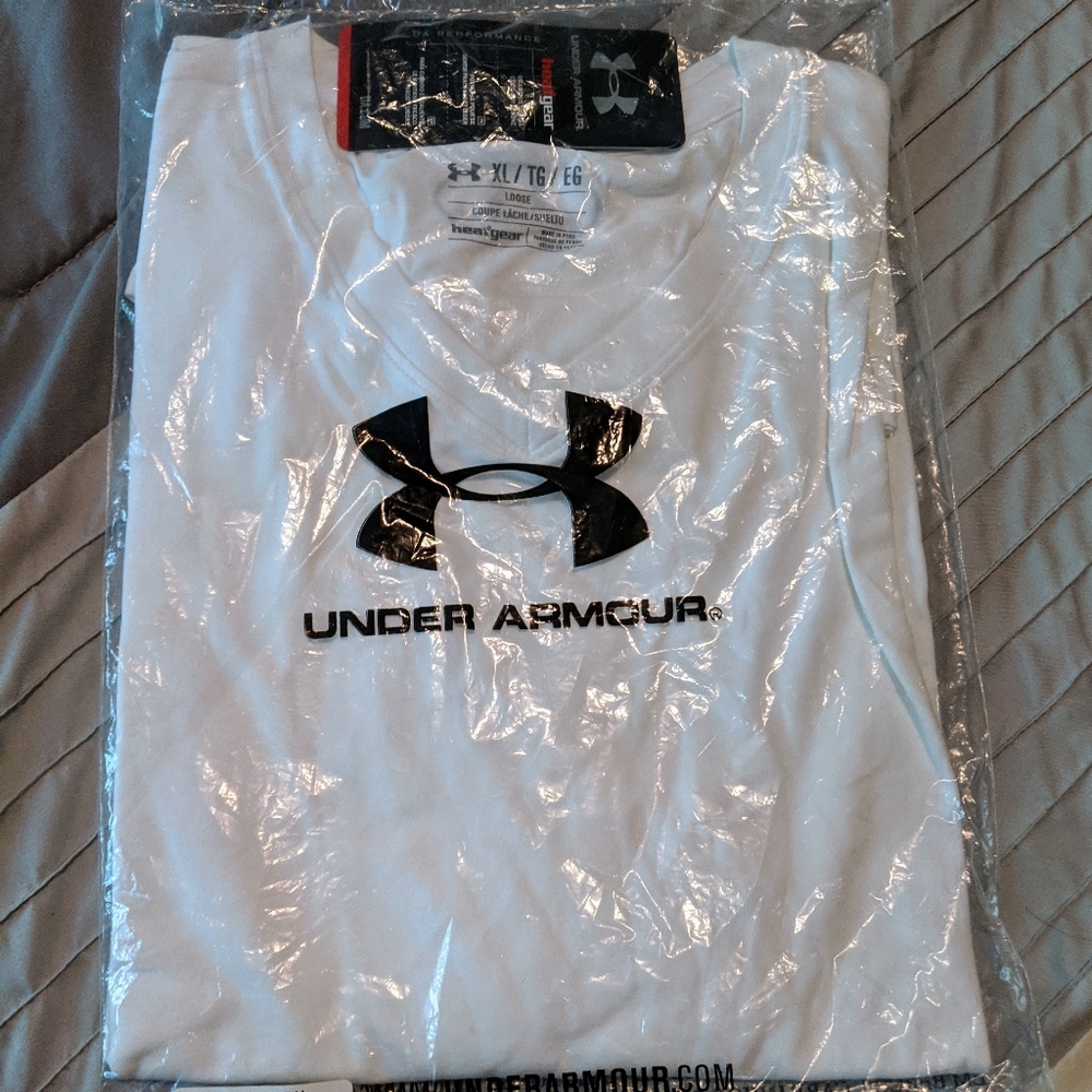 Men's Under Armour Loose Fit XL V-Neck Shirt